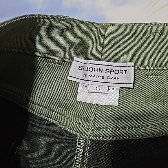 St. John‎ Sport Green Shorts Size 10 - Picture 3 of 5